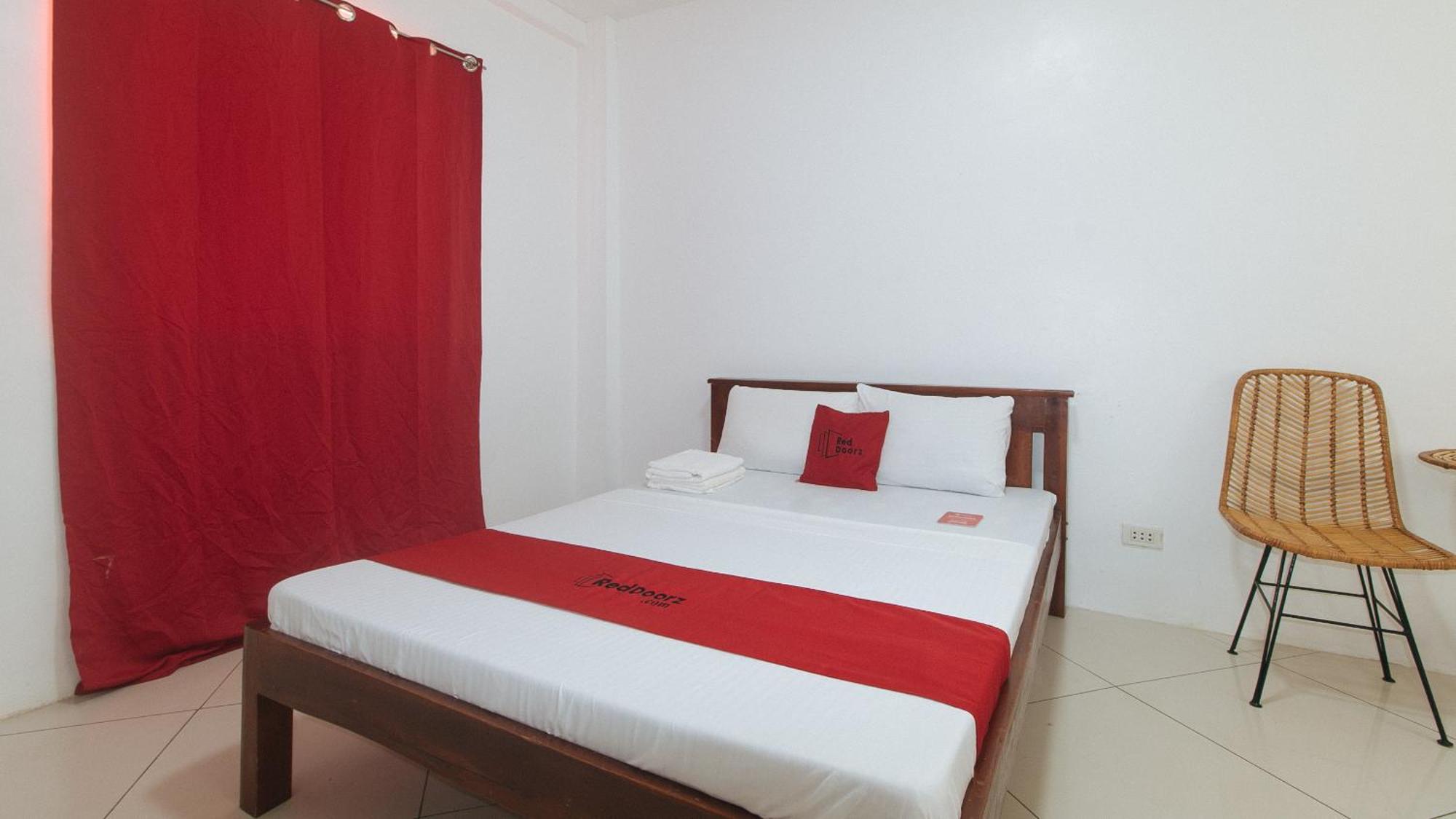 Reddoorz At Fat J Apartelle Mactan セブ市 エクステリア 写真