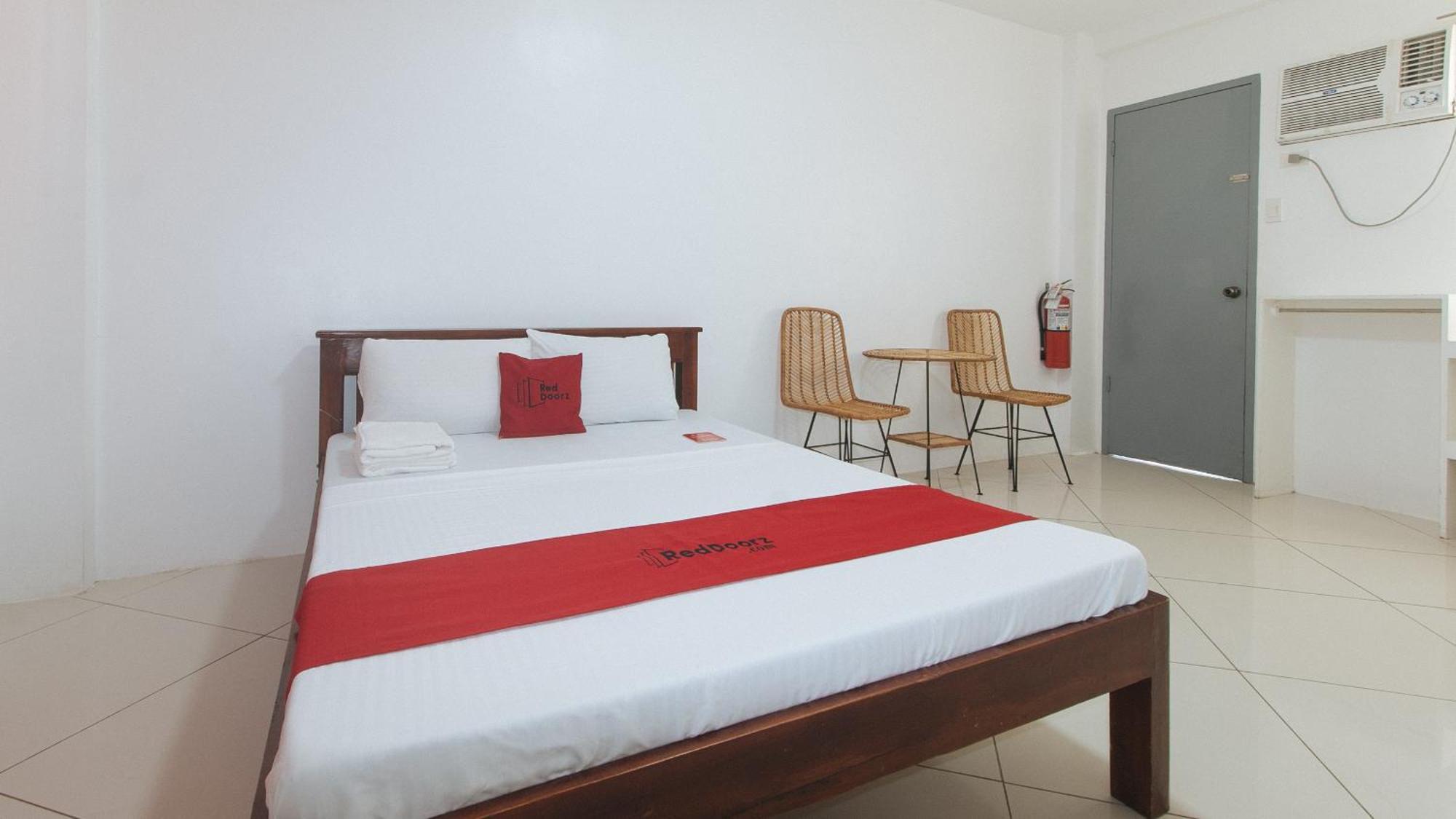 Reddoorz At Fat J Apartelle Mactan セブ市 エクステリア 写真