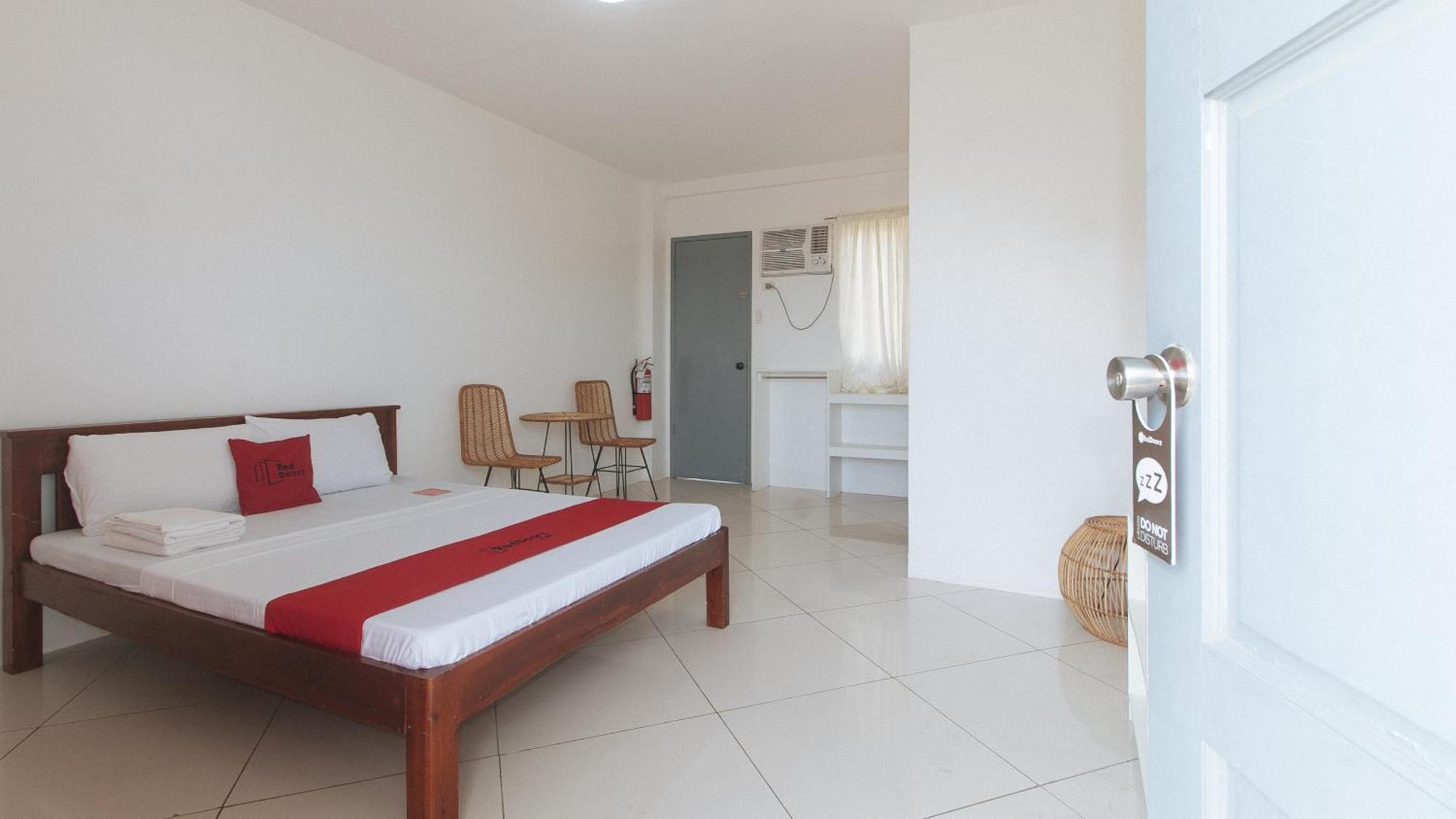 Reddoorz At Fat J Apartelle Mactan セブ市 エクステリア 写真