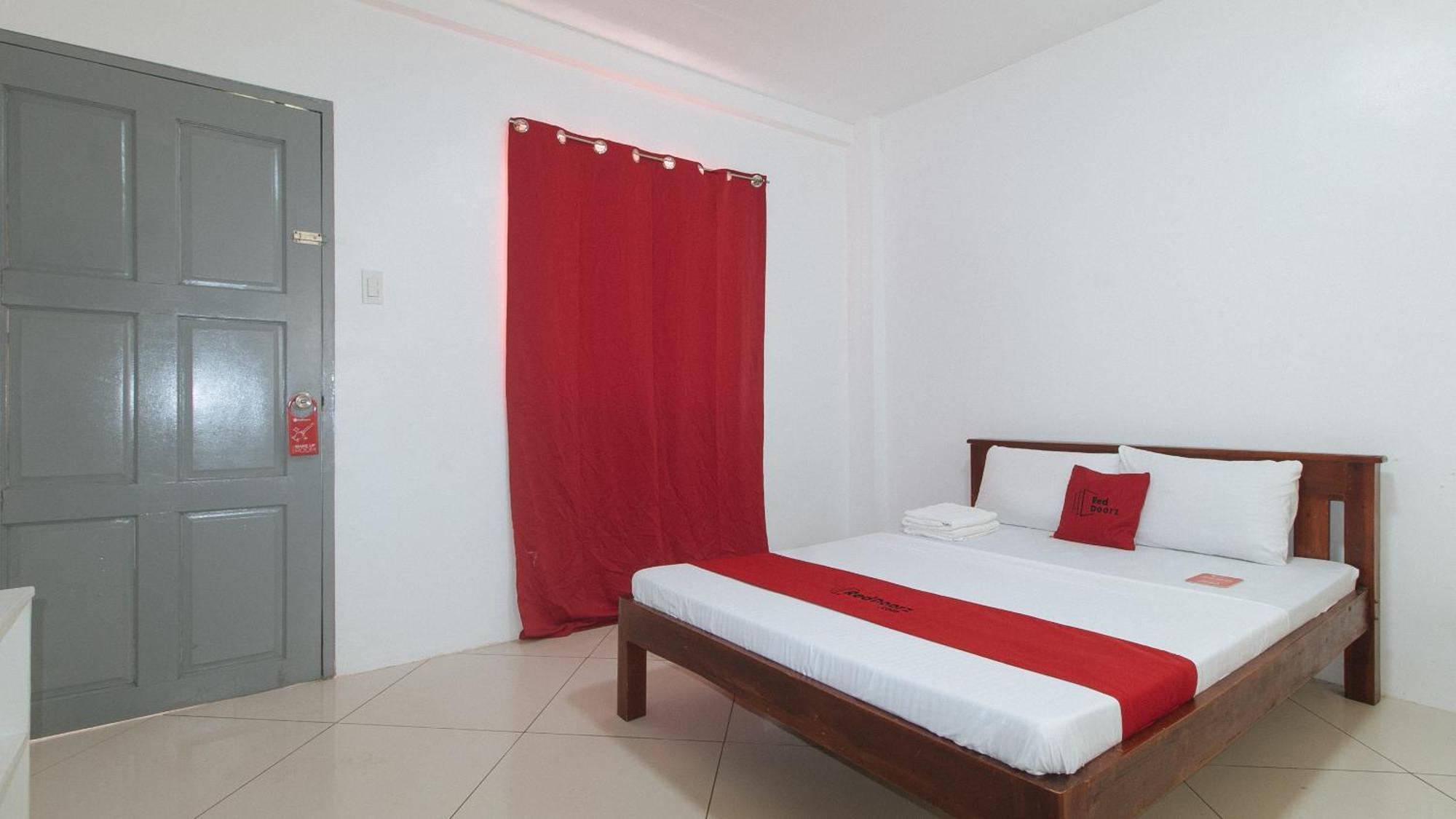 Reddoorz At Fat J Apartelle Mactan セブ市 エクステリア 写真