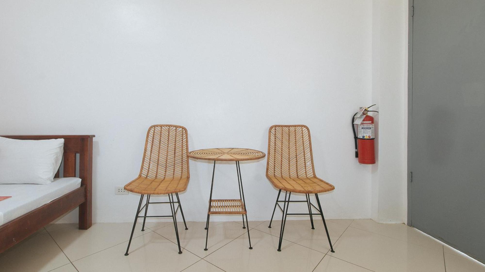 Reddoorz At Fat J Apartelle Mactan セブ市 エクステリア 写真