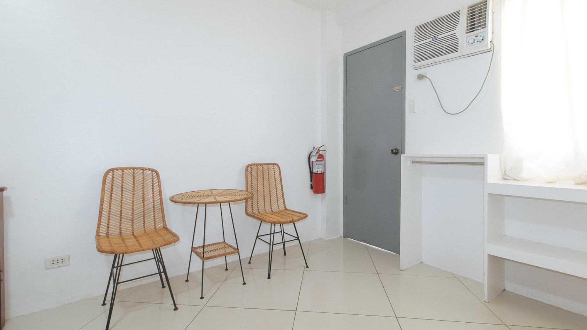 Reddoorz At Fat J Apartelle Mactan セブ市 エクステリア 写真